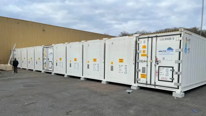 Modulaire koelcontainerinstallatie die samen een SuperStore-eenheid vormen.