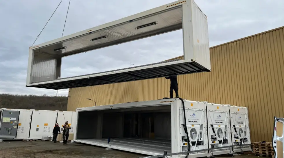 Modulaire koelcontainerinstallatie die samen een SuperStore-eenheid vormen.